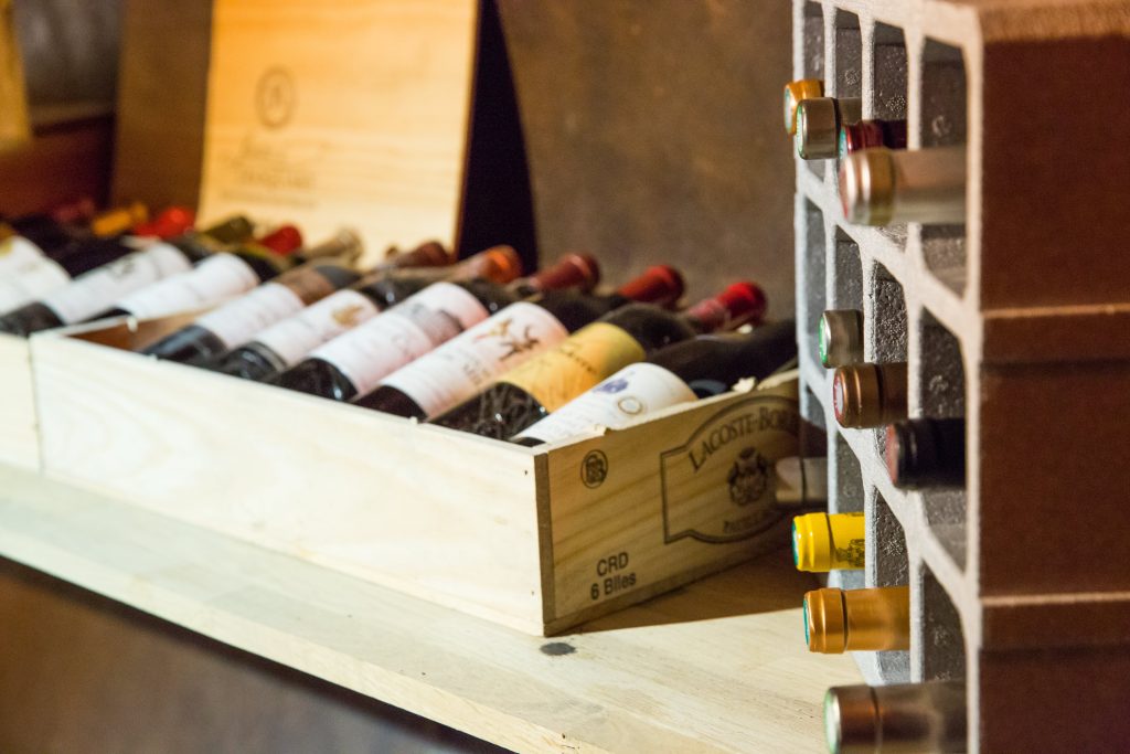 Comment conserver vos bouteilles sans investir dans une cave à vin