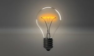 Ampoule allumée symbolisant l'innovation et les idées créatives, éclairant le chemin vers de nouvelles découvertes